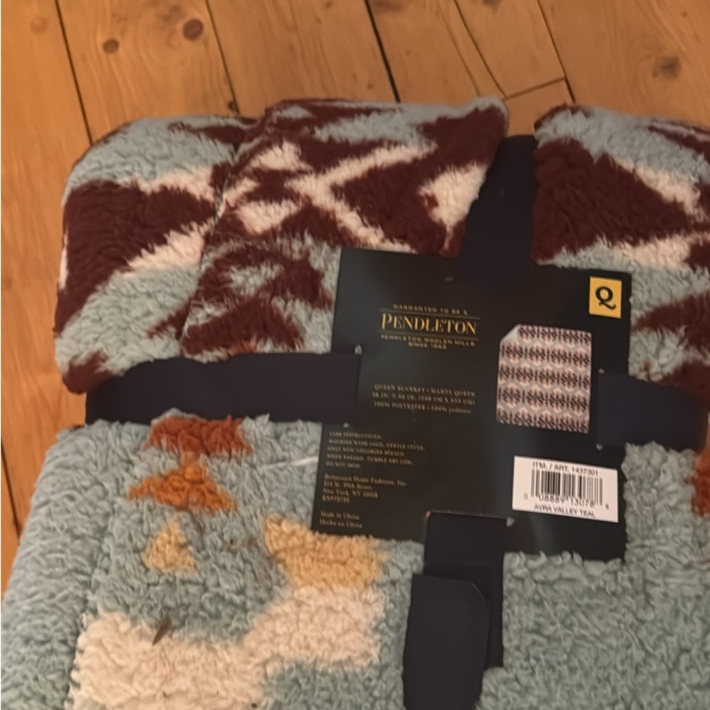 Pendleton Geometric Sherpa Blanket - Blue, Brown, Cream - Picture 2 of 2